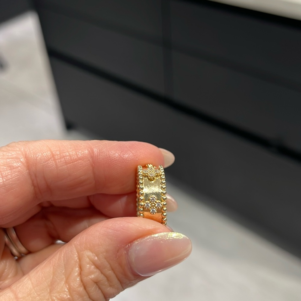 14K gold with pivet diamond clover ring